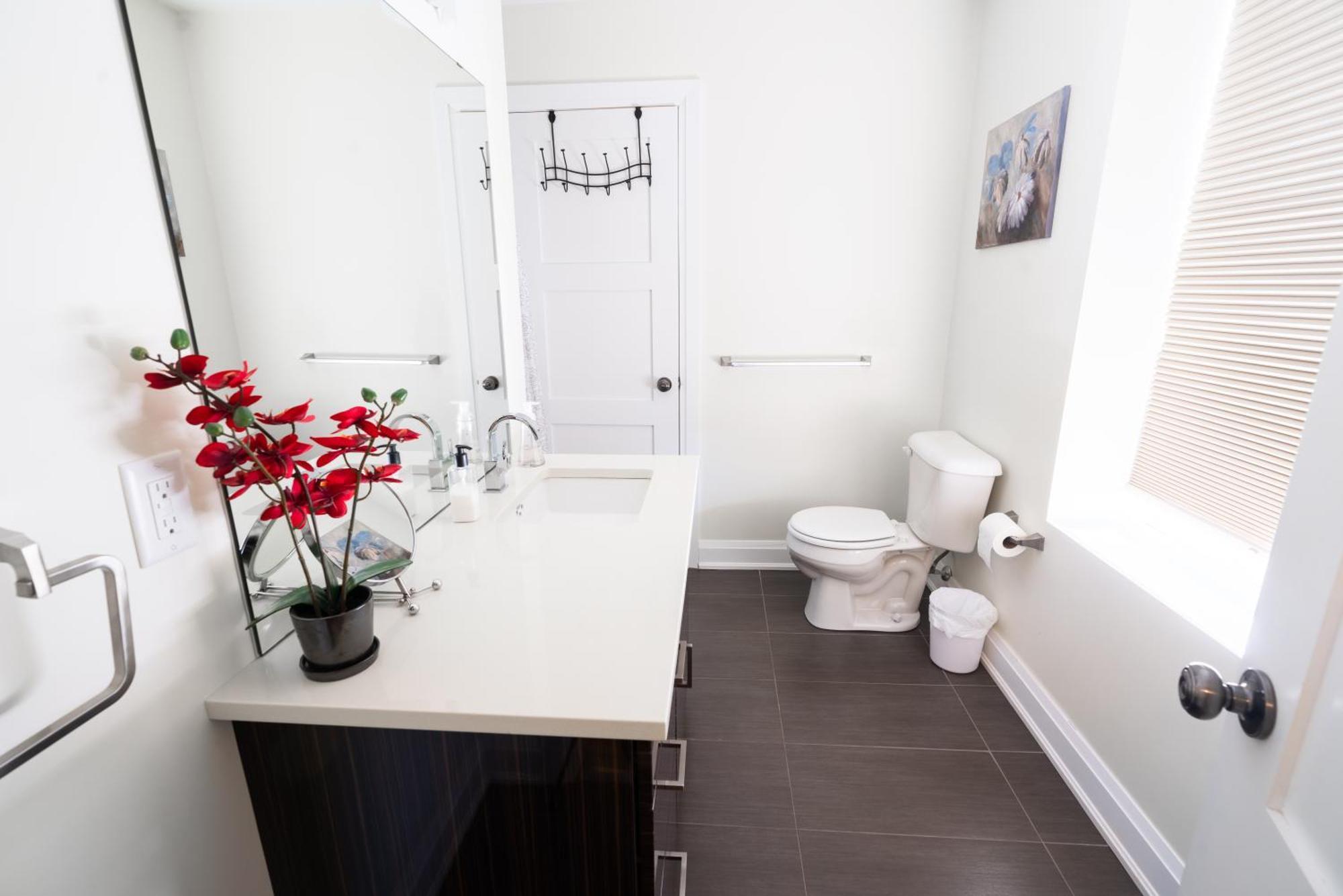 Spacious 3 Bedroom Apartment In Heart Of Niagara Thorold Экстерьер фото