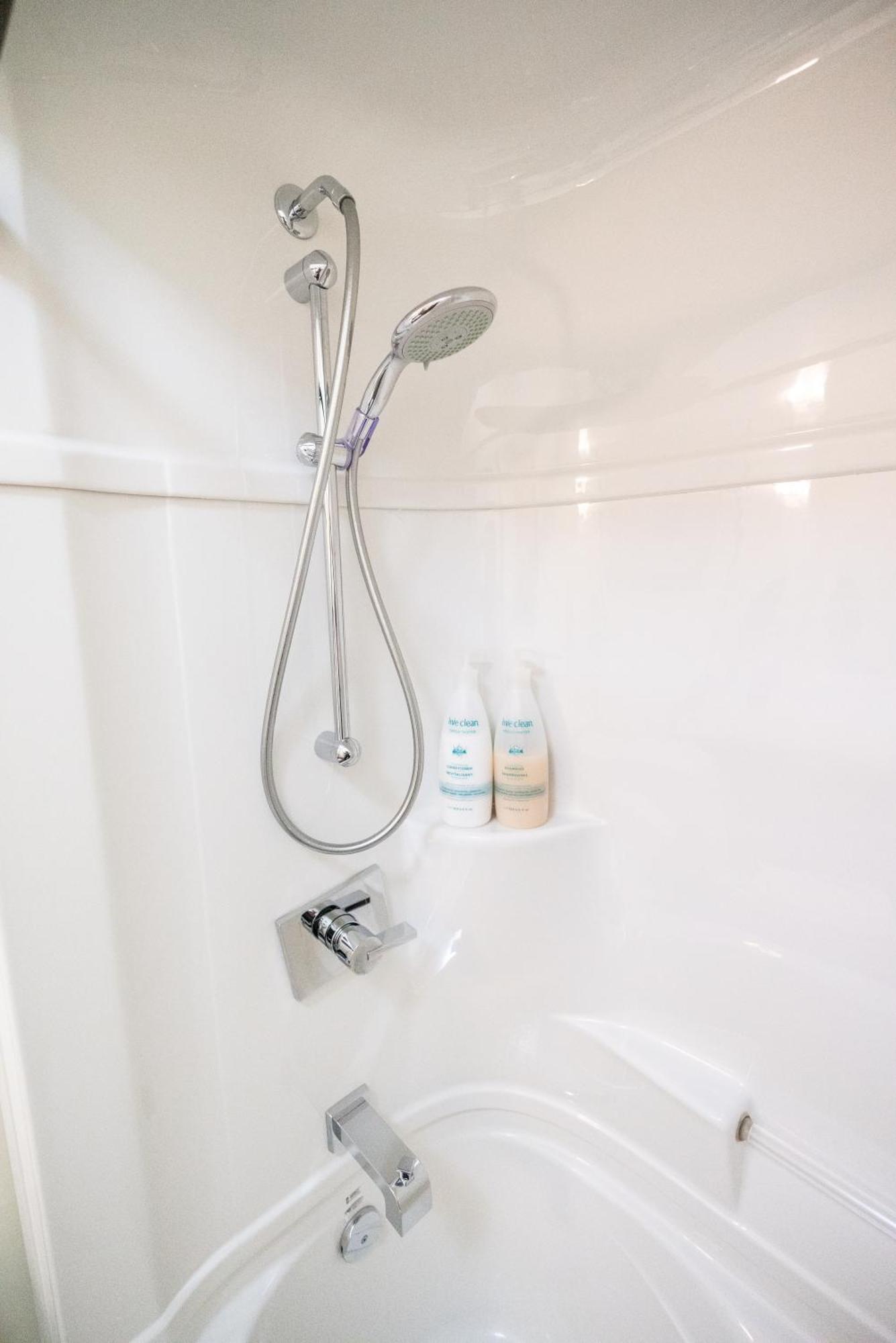 Spacious 3 Bedroom Apartment In Heart Of Niagara Thorold Экстерьер фото