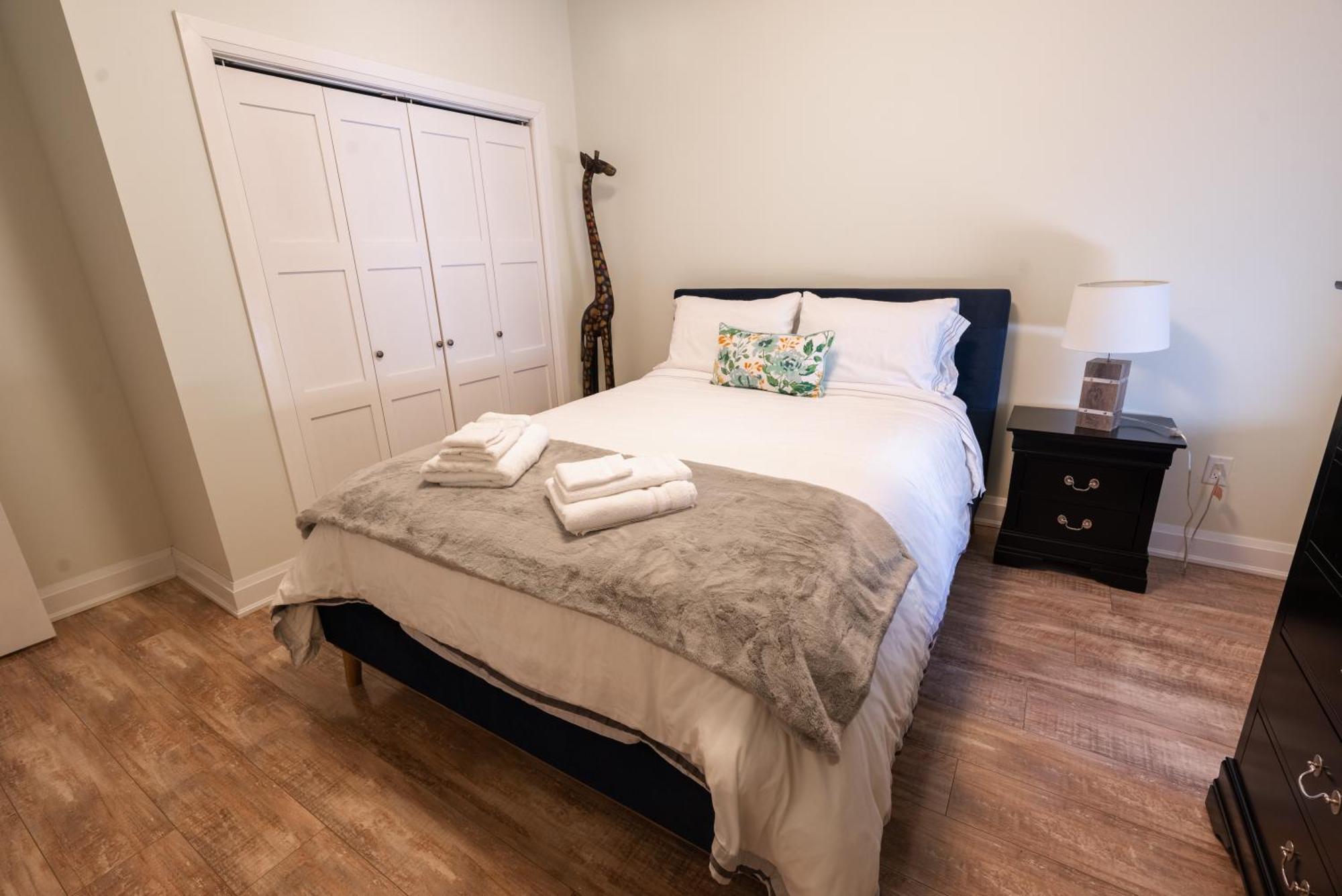 Spacious 3 Bedroom Apartment In Heart Of Niagara Thorold Экстерьер фото