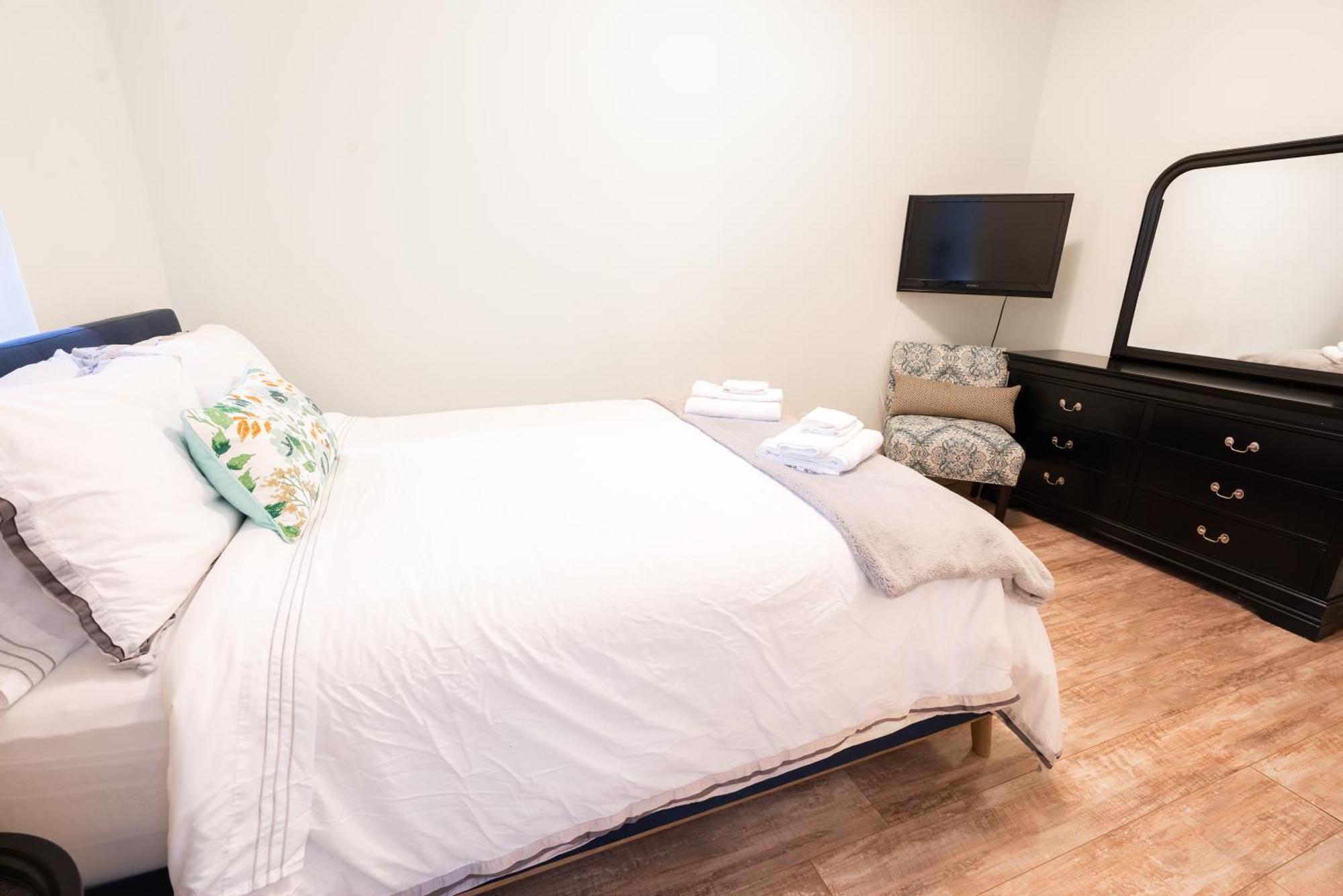 Spacious 3 Bedroom Apartment In Heart Of Niagara Thorold Экстерьер фото